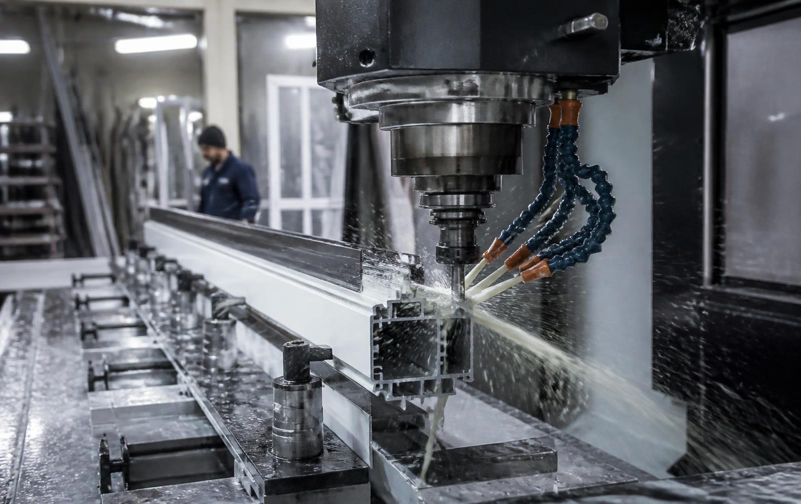 Centru CNC care frezează un profil, cu răcire cu emulsie